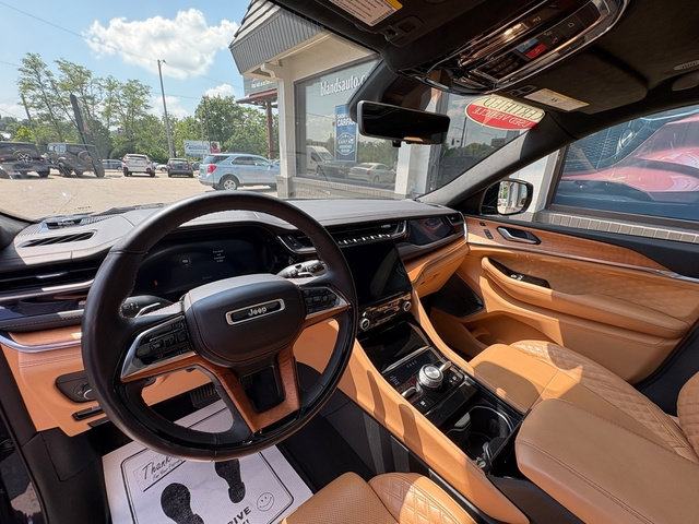 Used 2023 Jeep Grand Cherokee L Summit AWD/4WD image 11