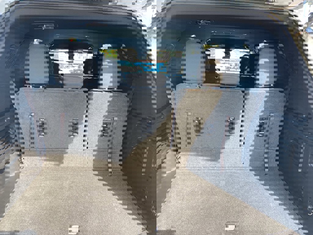 Used 2025 Chevrolet Traverse LT image 16