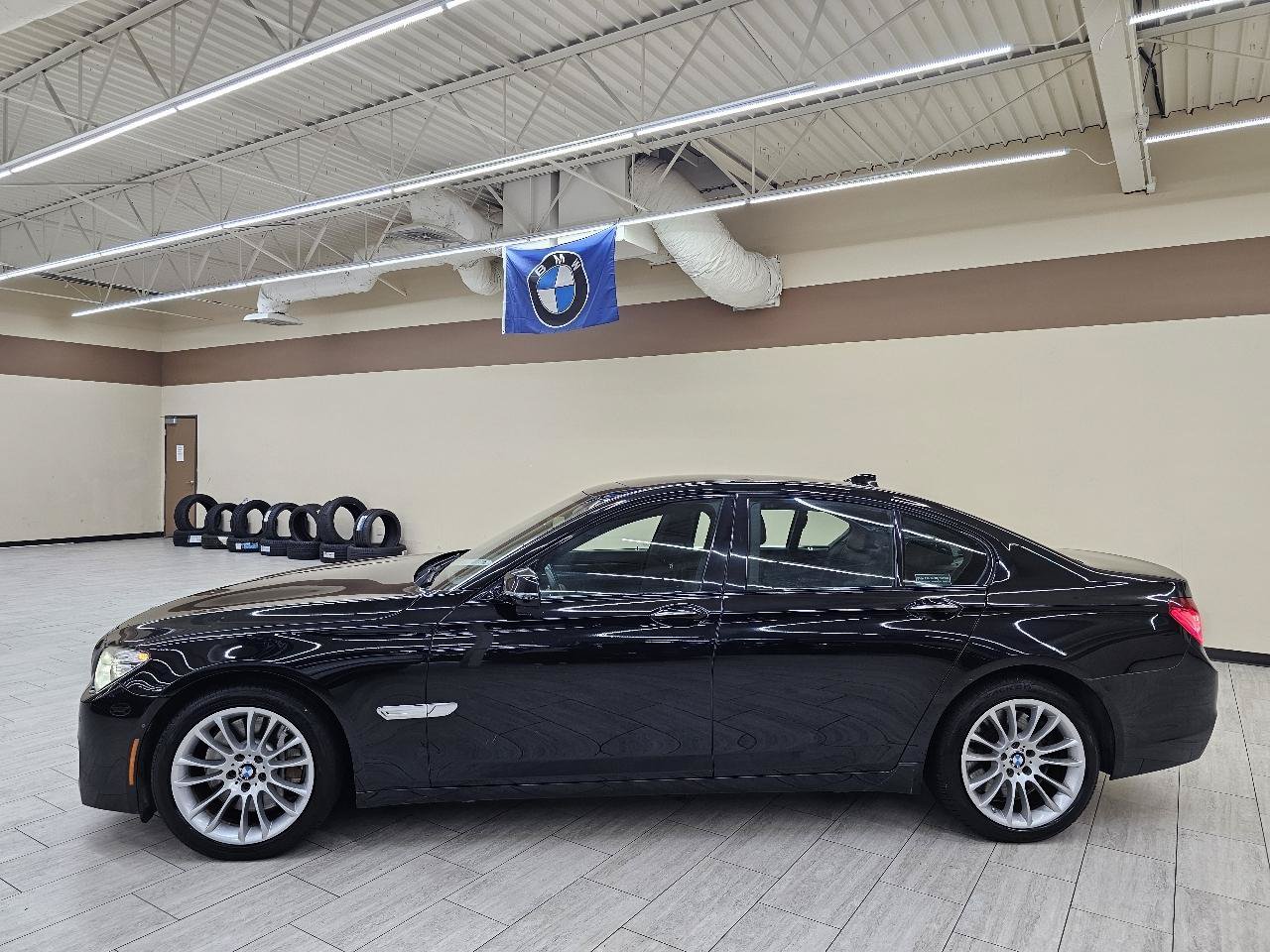 Used 2015 BMW 750i w/ M Sport Edition RWD image 9