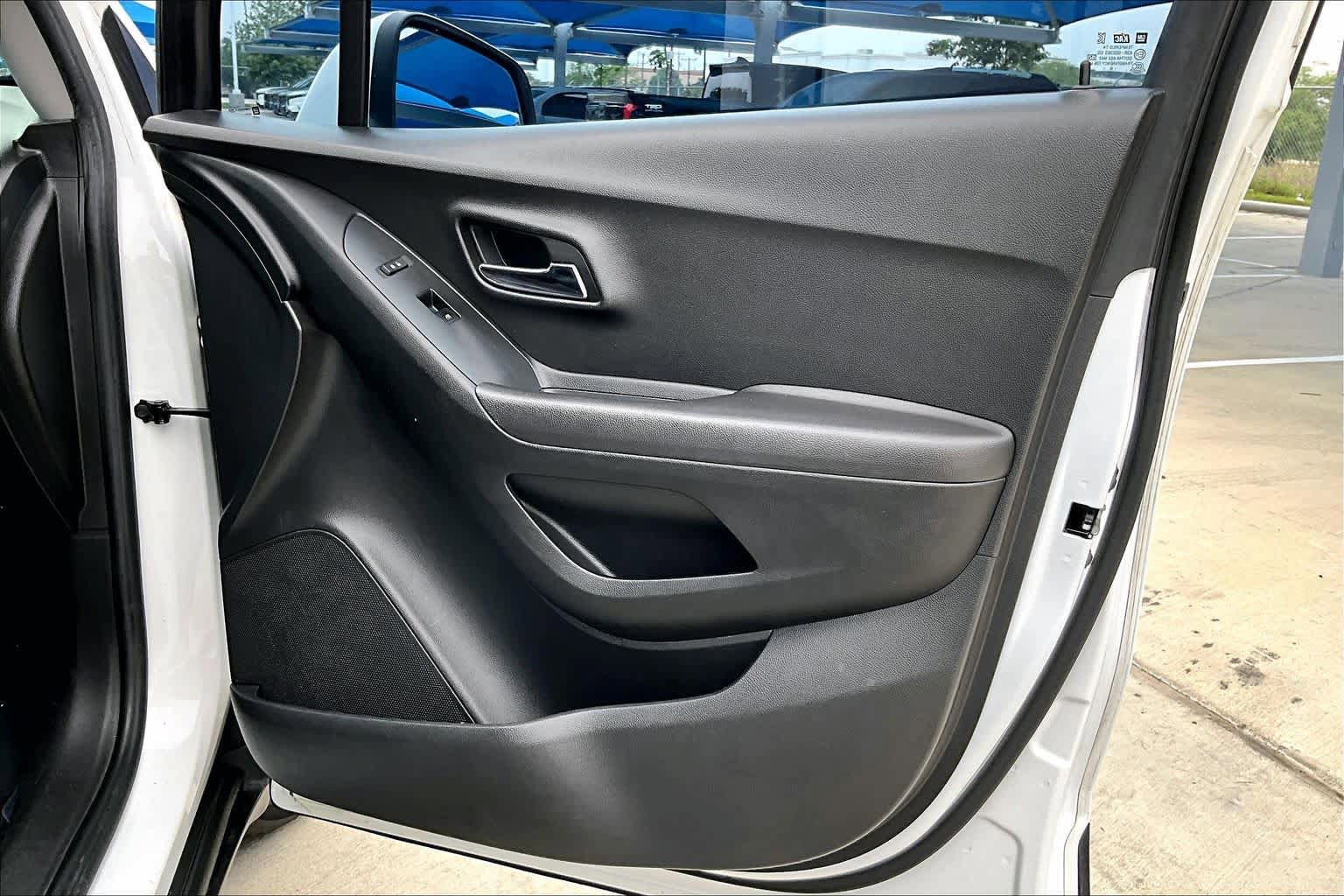 Used 2020 Chevrolet Trax LT w/ LT Convenience Package AWD/4WD image 23