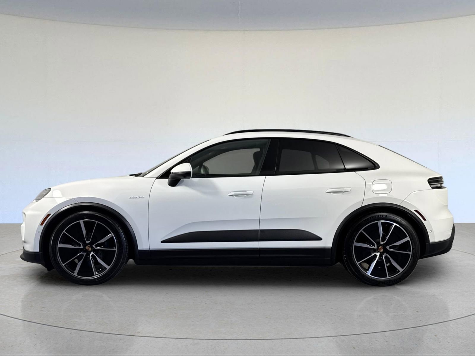 Certified 2025 Porsche Macan 4 Electric AWD/4WD image 2