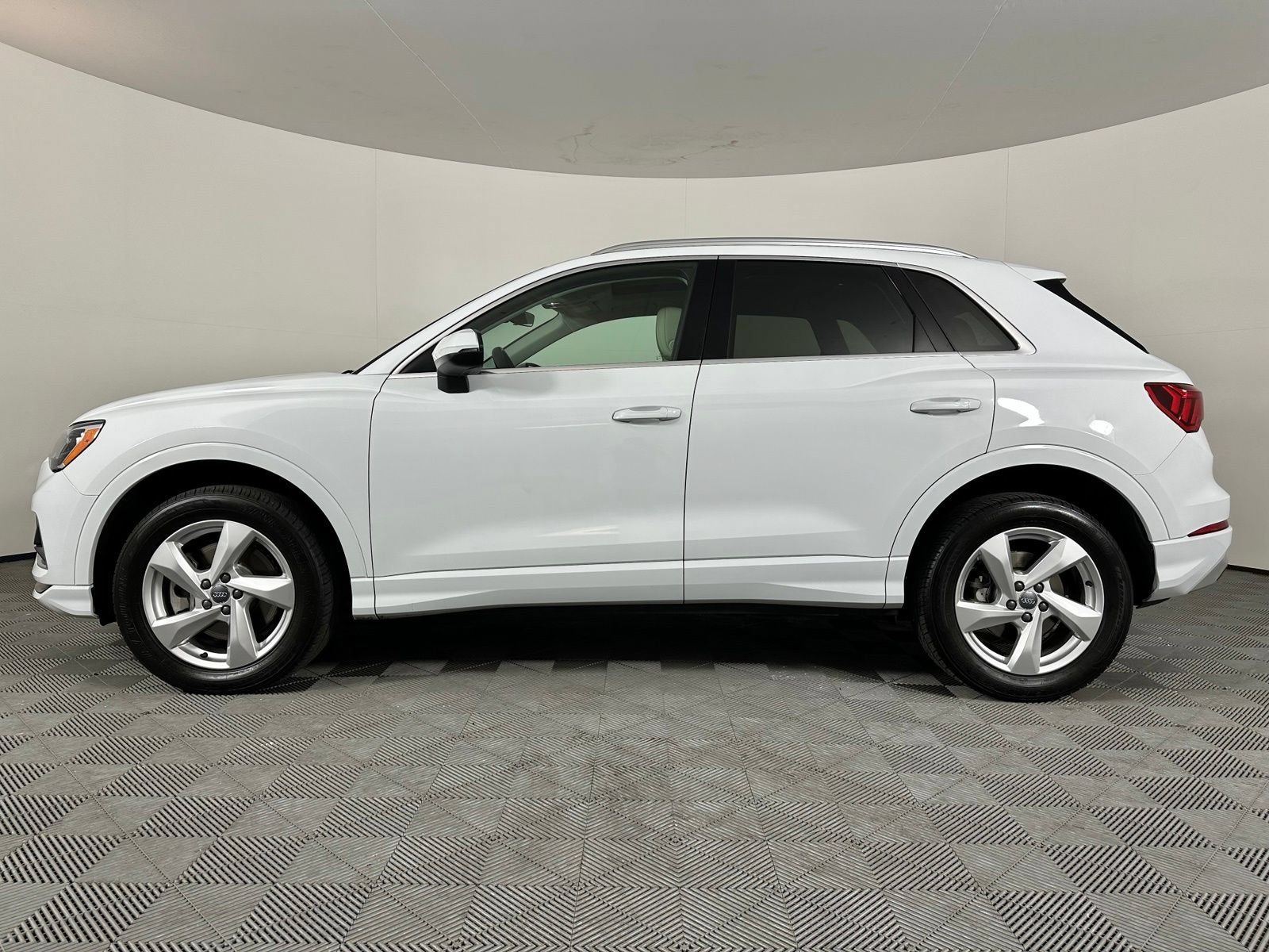 Used 2019 Audi Q3 2.0T Premium w/ Convenience Package AWD/4WD image 17