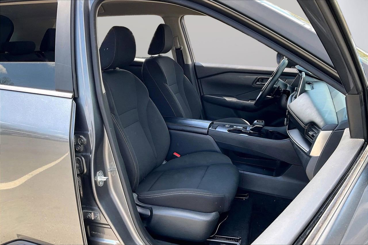 Used 2024 Nissan Rogue S image 23