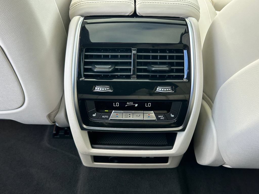 Used 2026 BMW X7 M60i AWD/4WD image 36