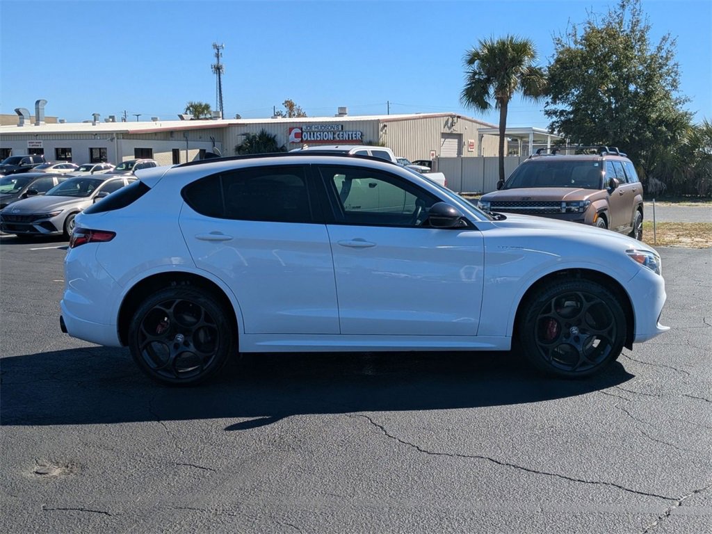 Used 2023 Alfa Romeo Stelvio Veloce image 4
