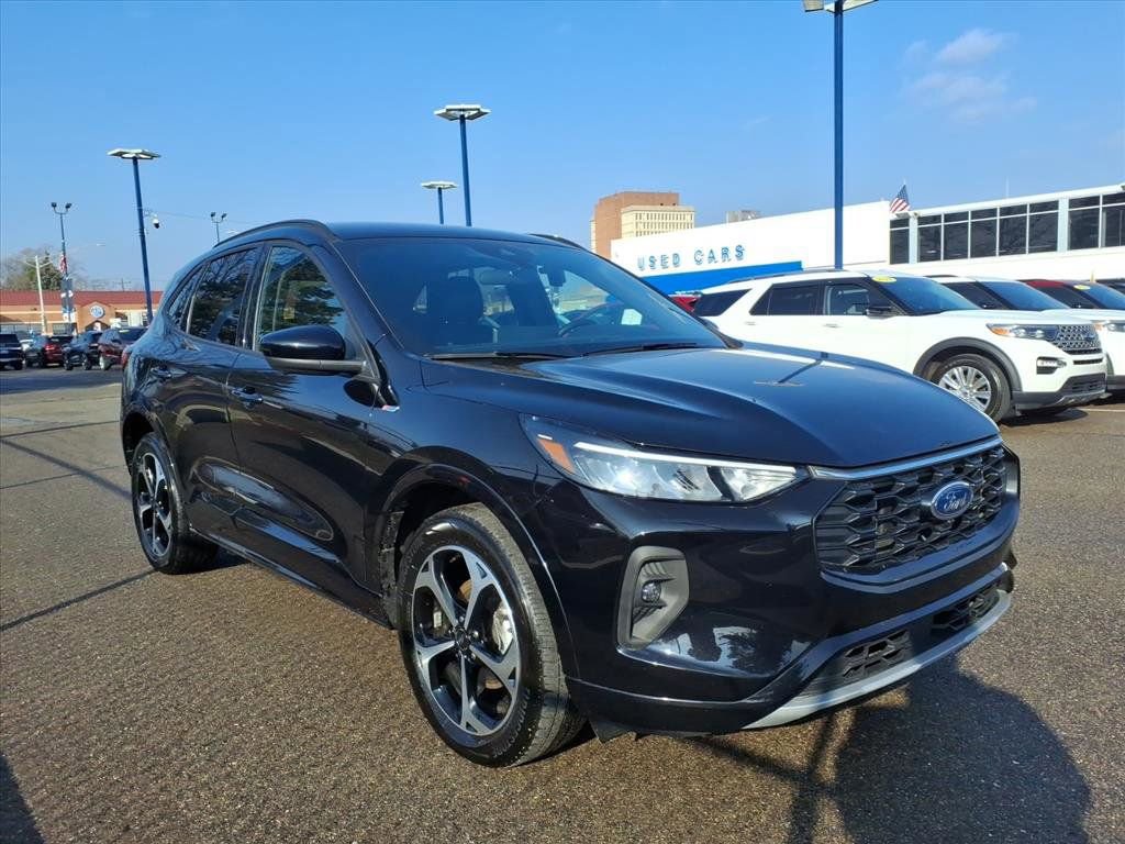 Certified 2023 Ford Escape ST-Line Select w/ Tech Pack #2 image 3