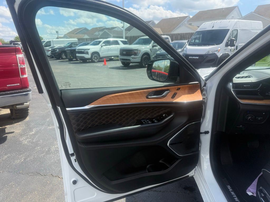 Used 2022 Jeep Grand Cherokee Summit AWD/4WD image 9