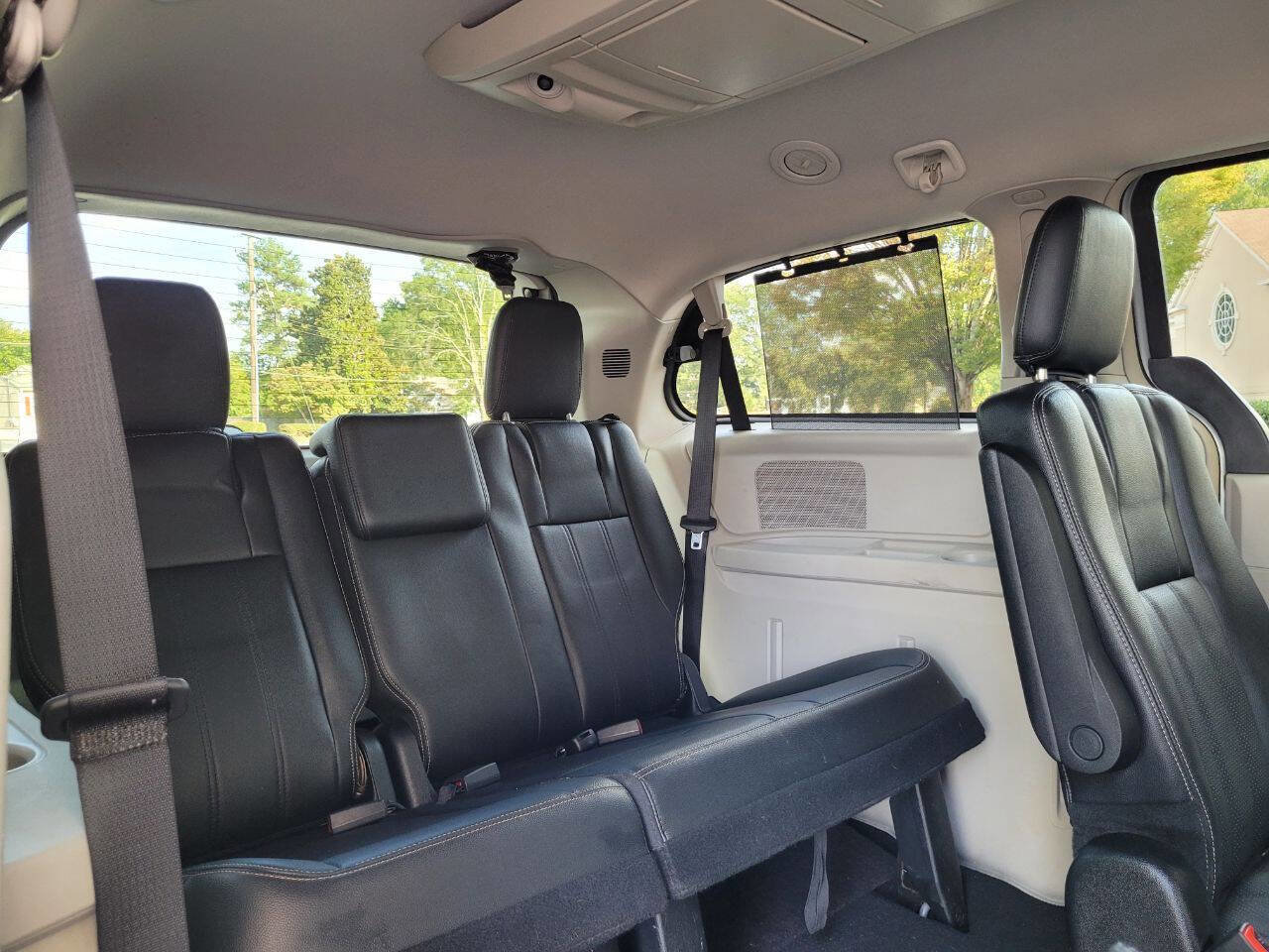 Used 2014 Chrysler Town & Country Touring-L w/ Driver Convenience Group image 9