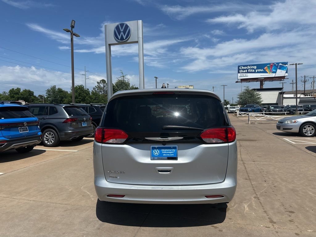 Used 2023 Chrysler Voyager LX FWD image 6