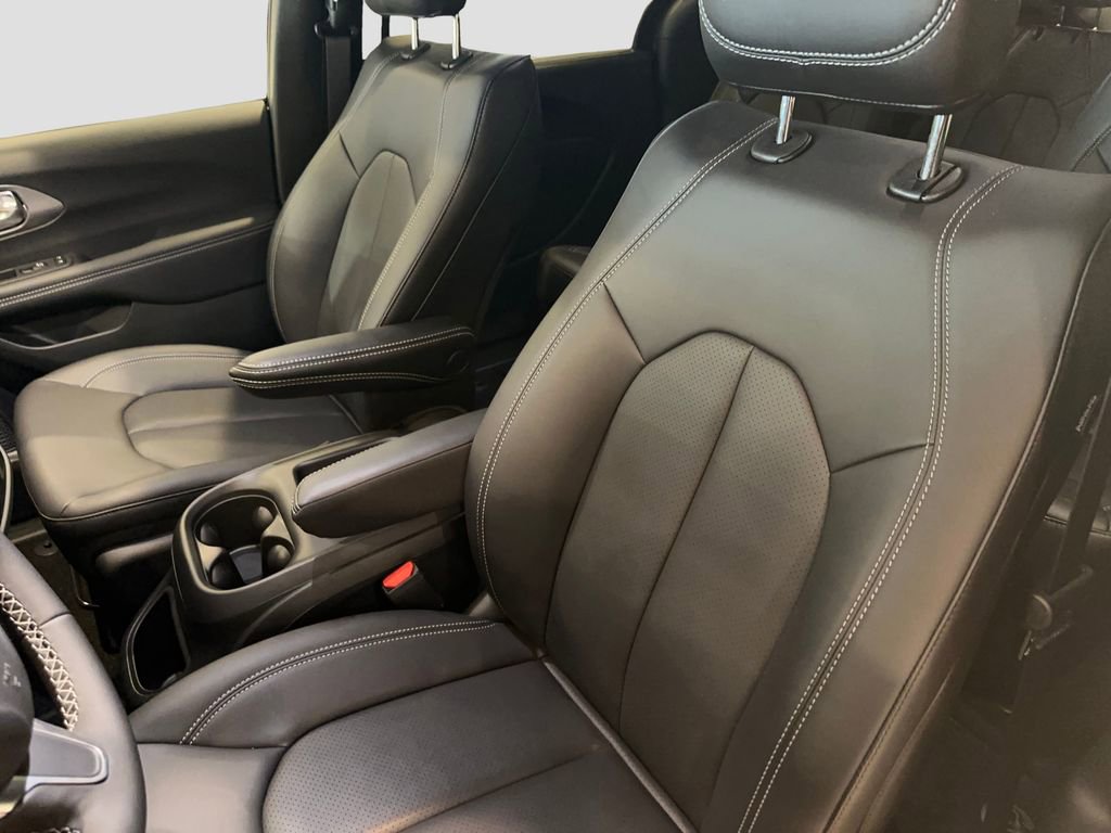 Used 2026 Chrysler Pacifica Select image 12