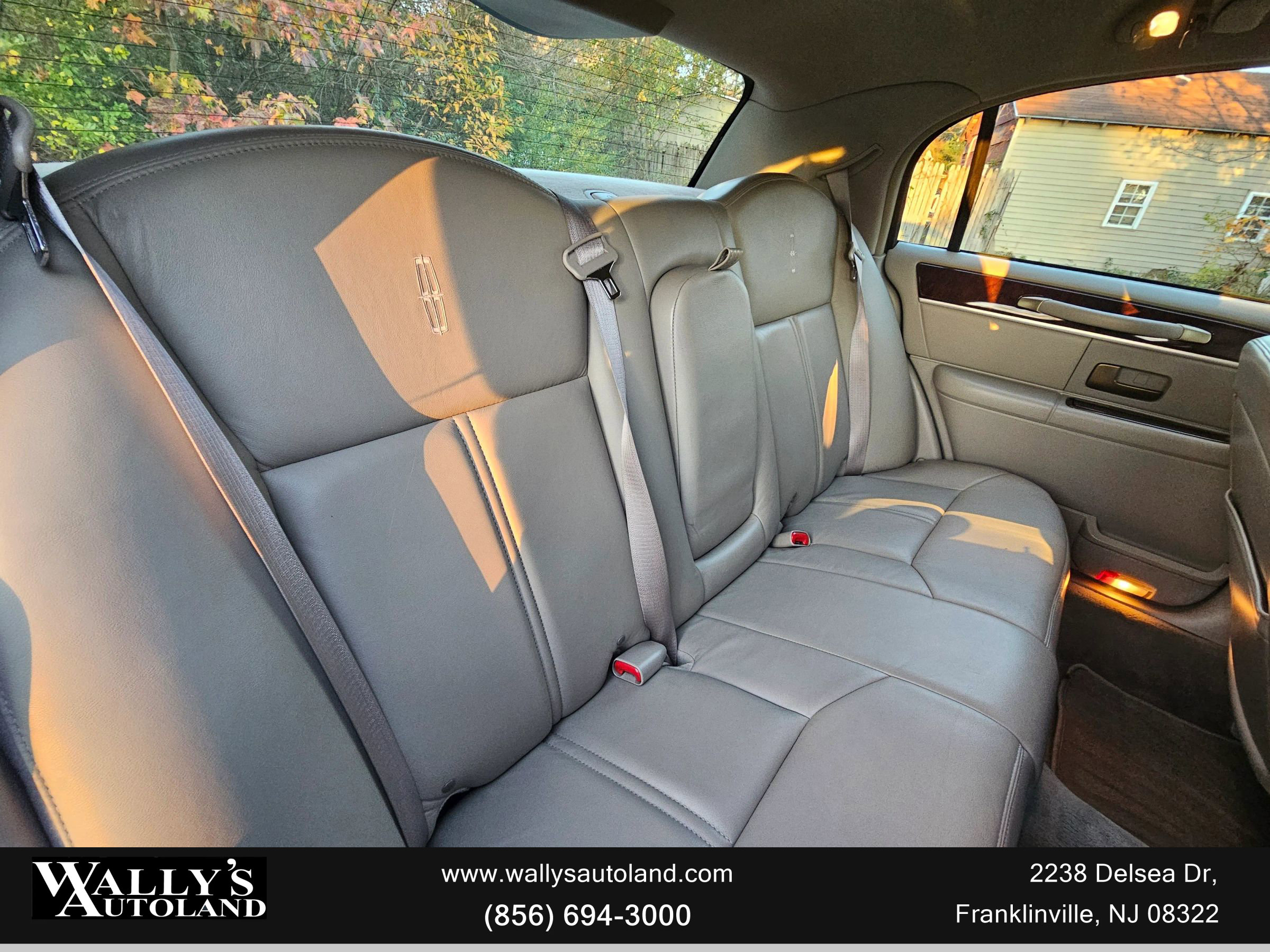 Used 2009 Lincoln Town Car Signature Limited image 18