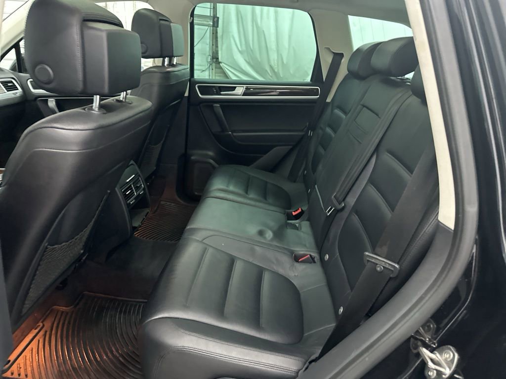 Used 2016 Volkswagen Touareg TDI image 24