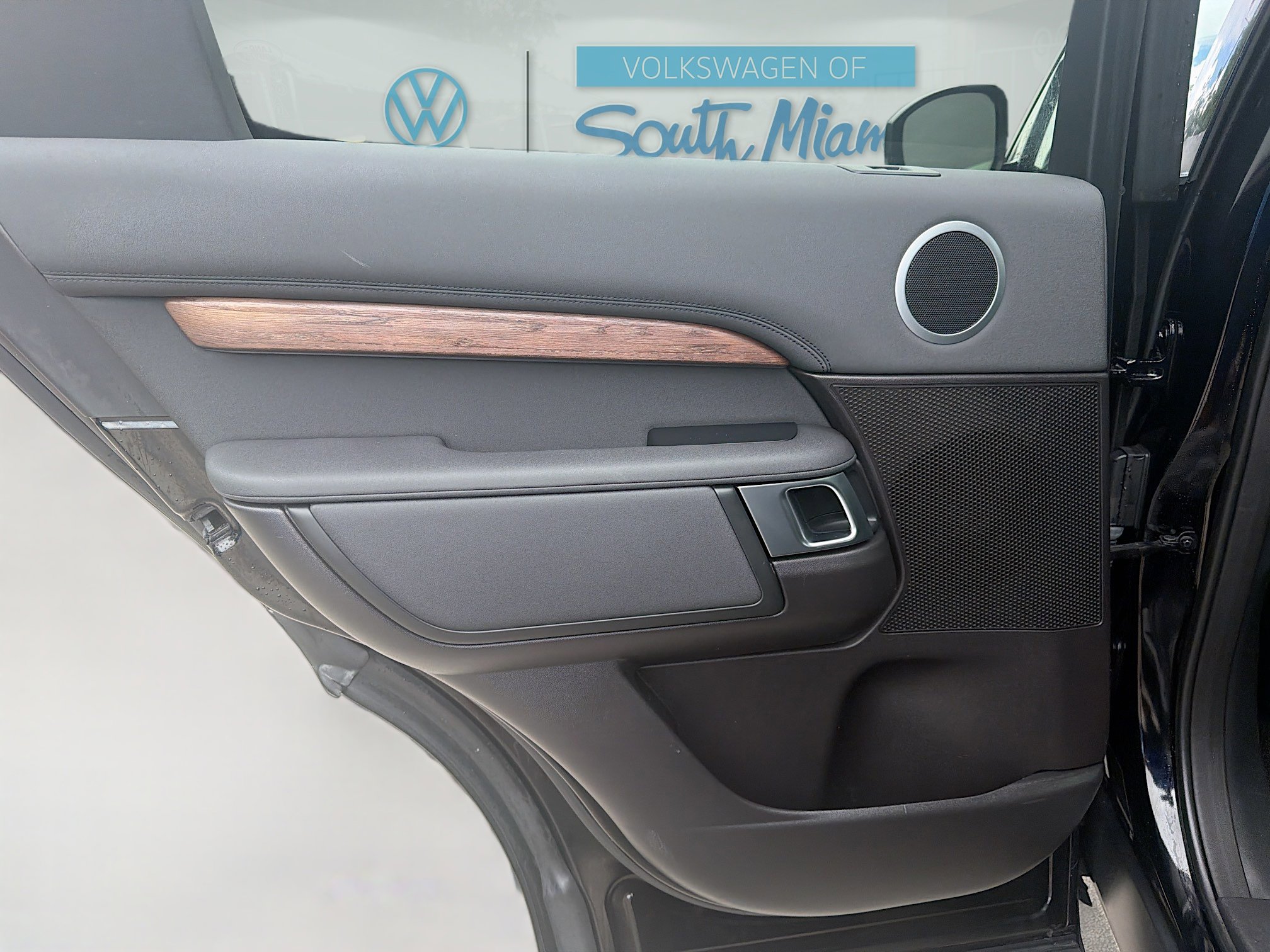 Used 2018 Land Rover Discovery HSE image 26