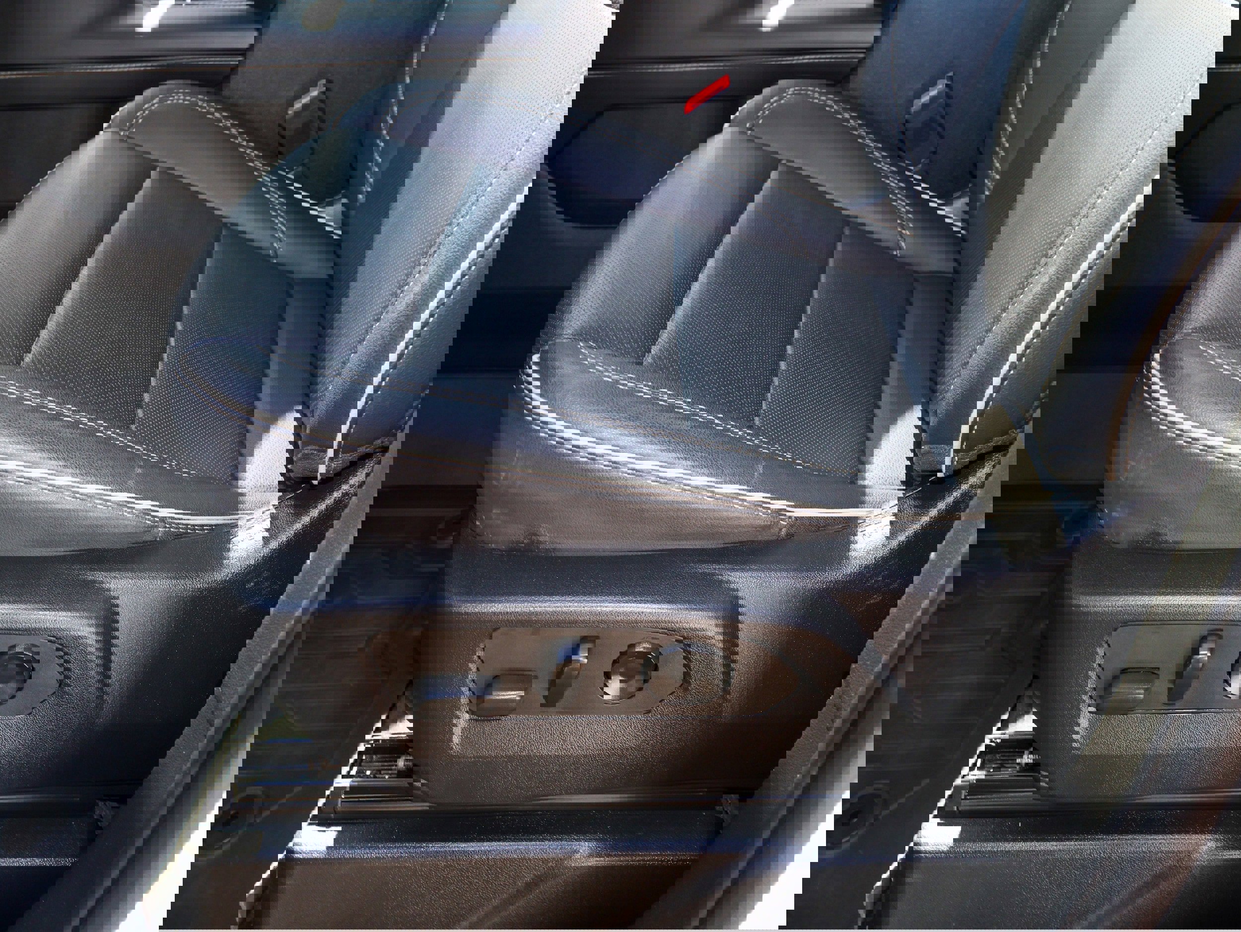 Used 2022 GMC Yukon XL SLT w/ SLT Premium Package image 15