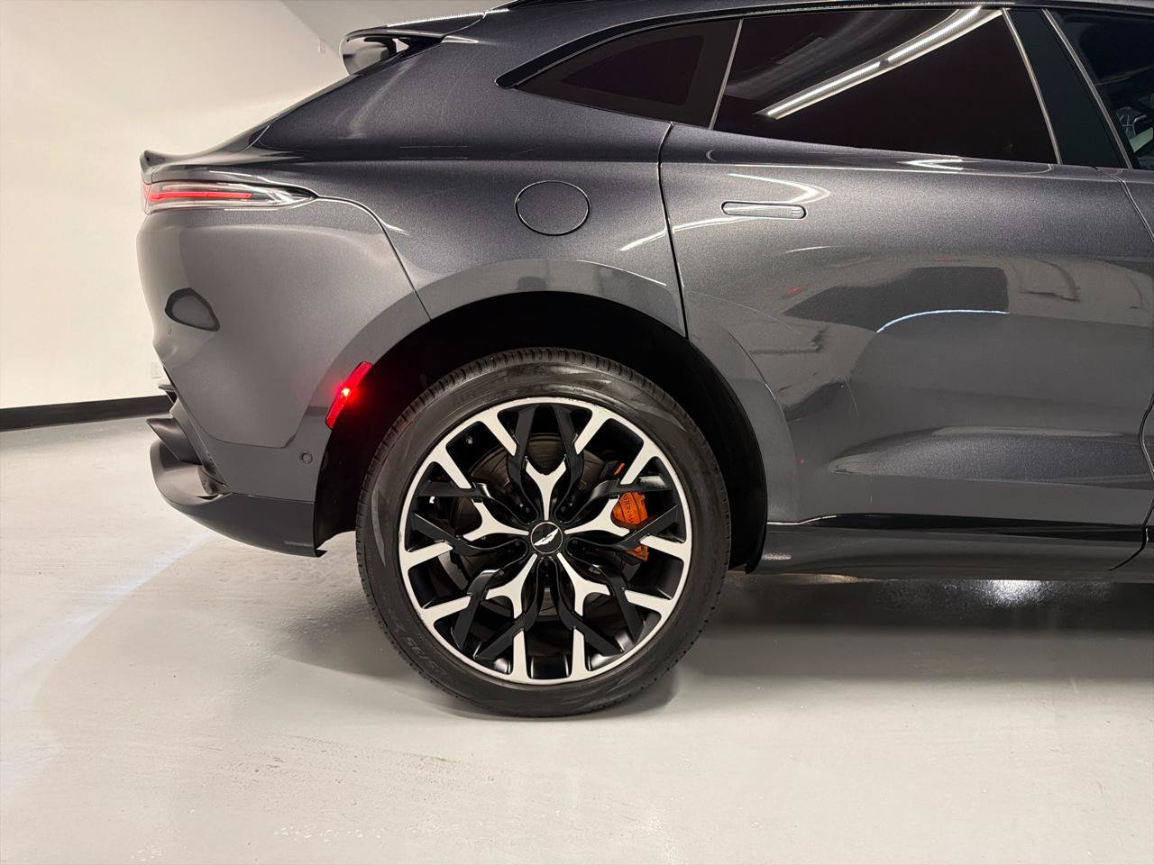 Used 2021 Aston Martin DBX AWD/4WD image 9