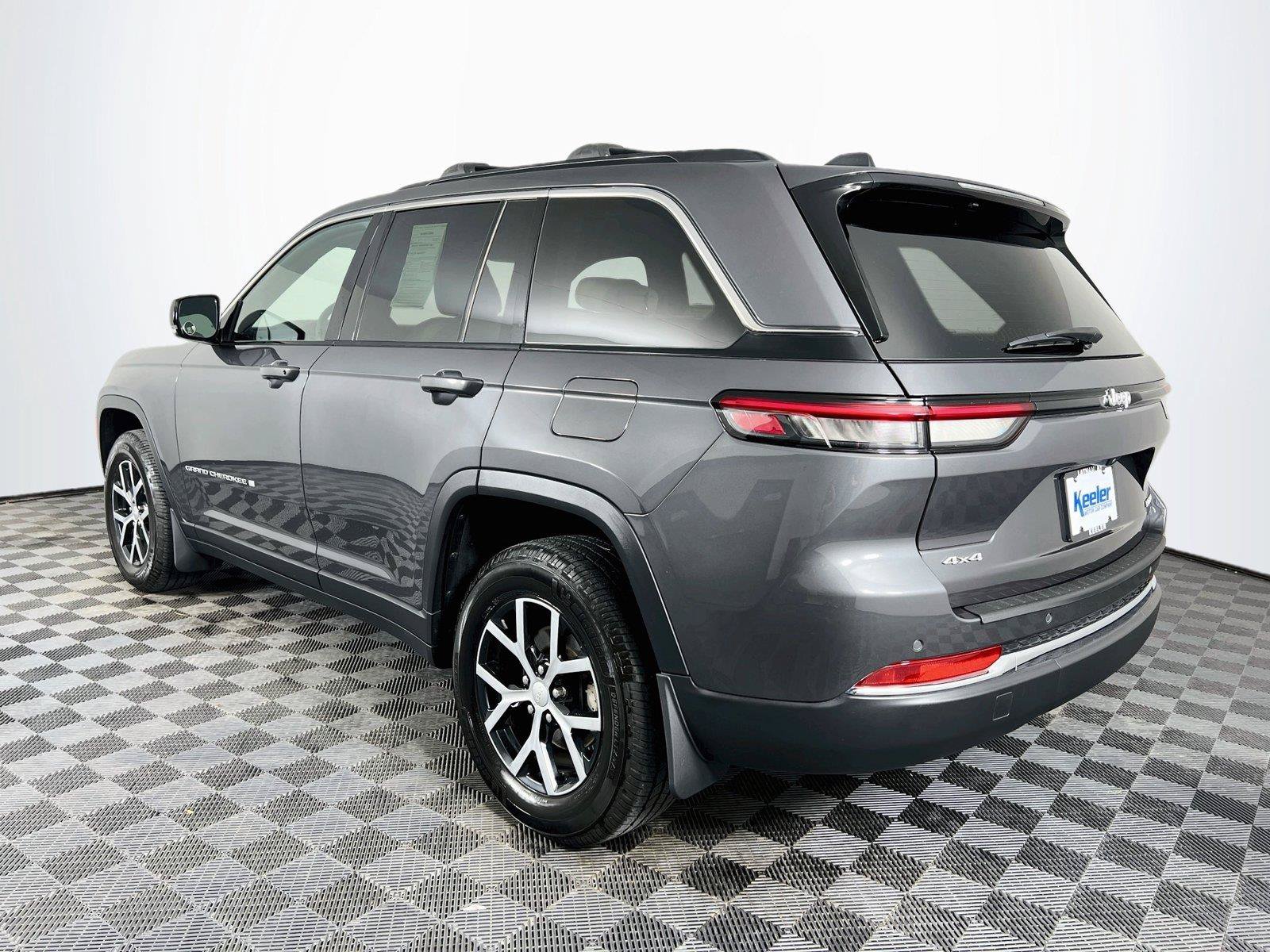Used 2025 Jeep Grand Cherokee Limited AWD/4WD image 4