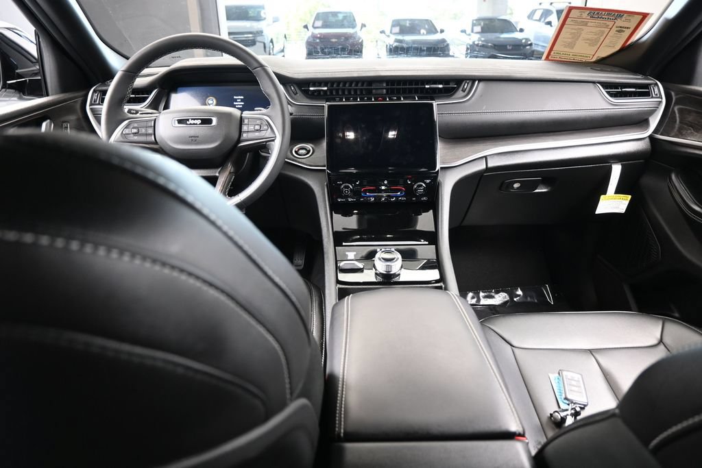 Used 2025 Jeep Grand Cherokee L Limited w/ Black Appearance Package AWD/4WD image 45
