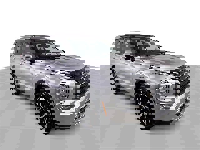 Used 2024 Mitsubishi Outlander SE image 2