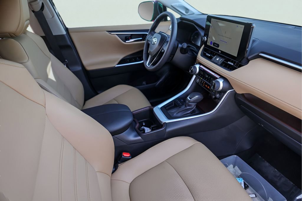 Used 2025 Toyota RAV4 Limited image 32