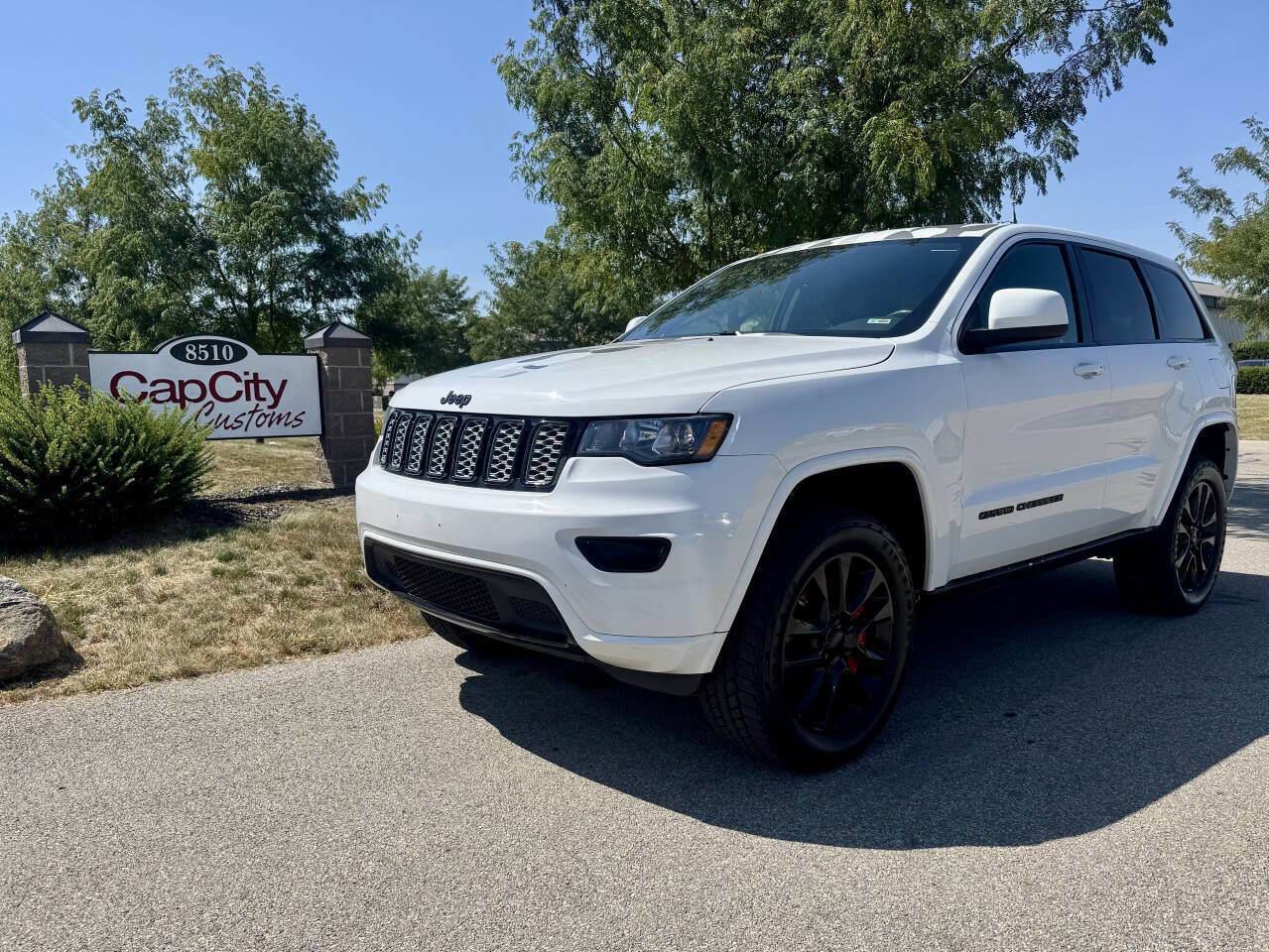 Used 2017 Jeep Grand Cherokee Altitude image 1