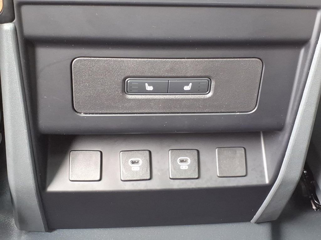 Used 2023 Land Rover Defender 110 SE image 18