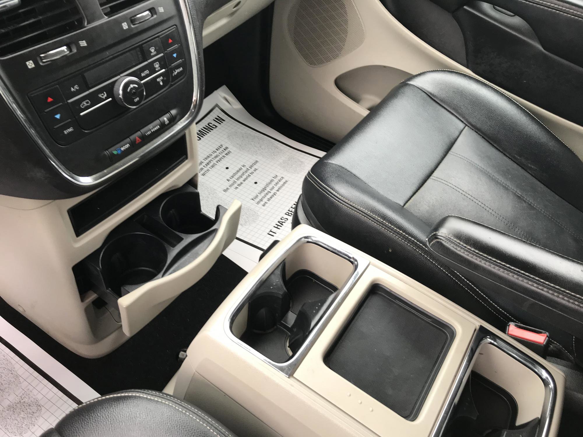Used 2016 Chrysler Town & Country Touring FWD image 15