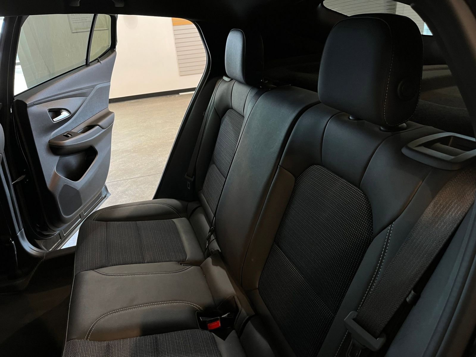 Used 2025 Buick Envista Preferred image 38