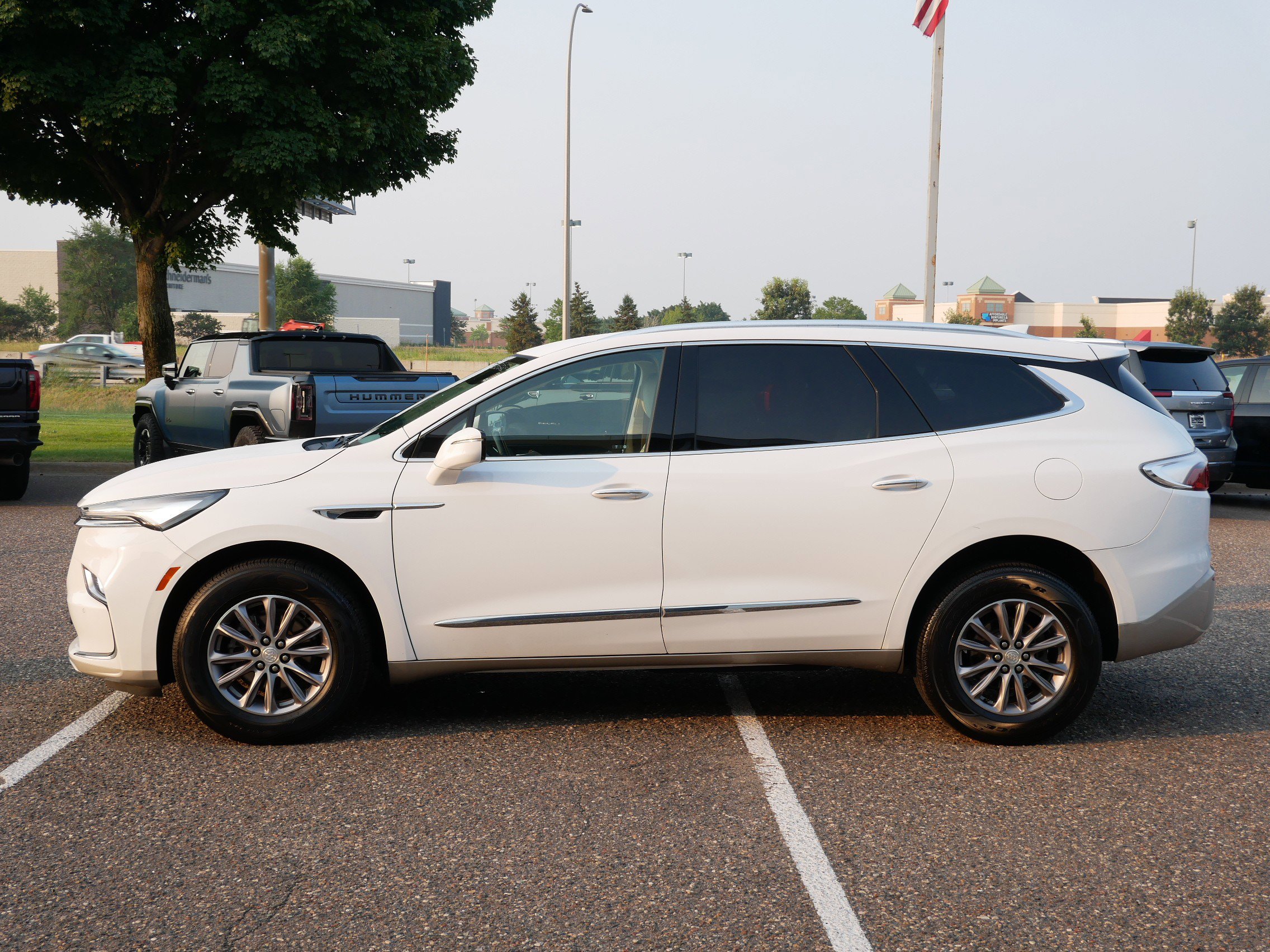 Used 2022 Buick Enclave Essence image 6