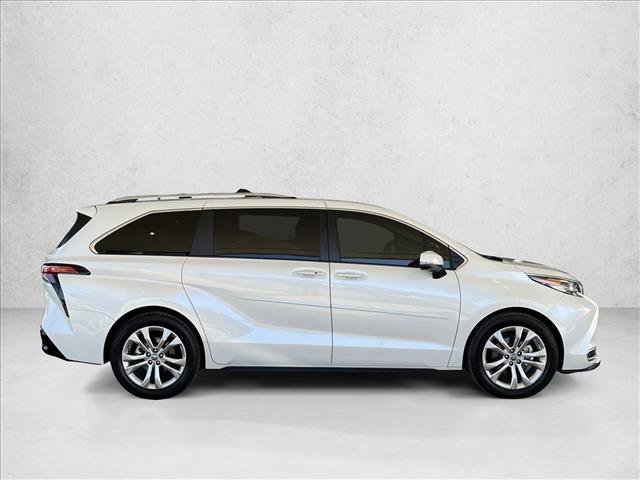 Used 2022 Toyota Sienna Platinum image 4