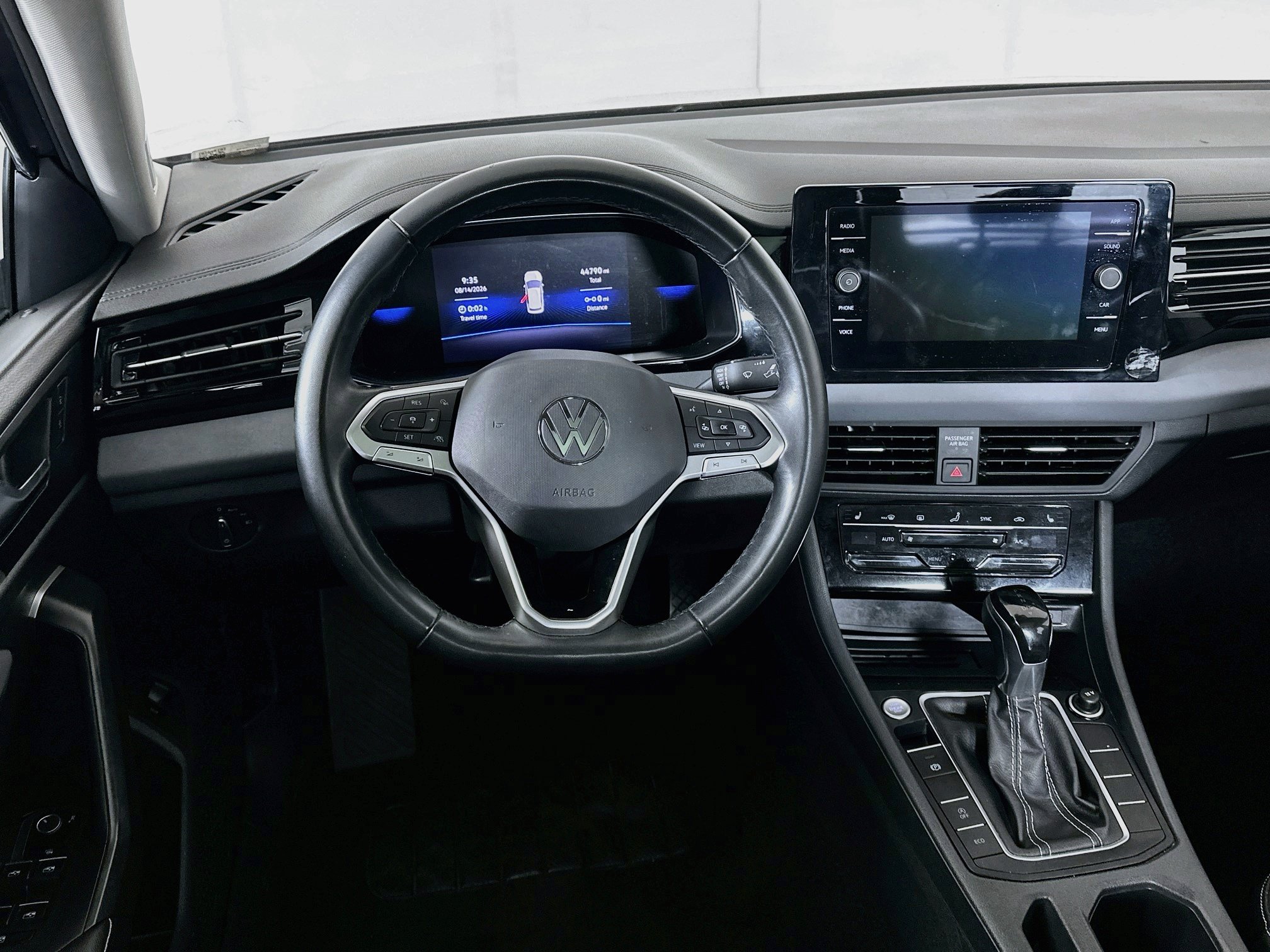 Used 2025 Volkswagen Jetta SE FWD image 18