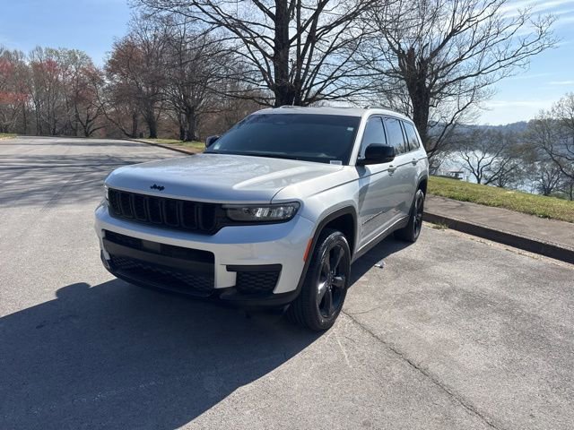 Used 2023 Jeep Grand Cherokee L Laredo image 3
