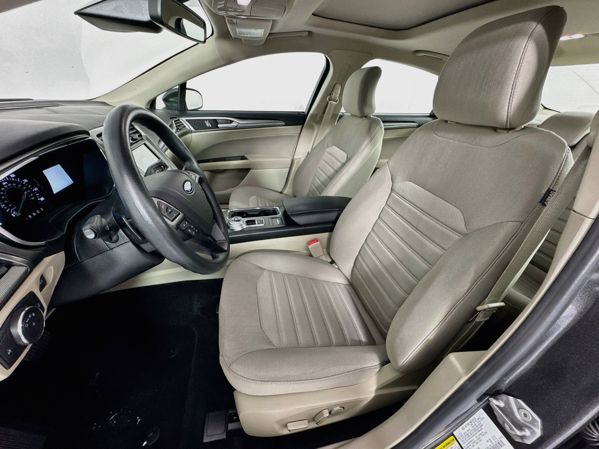 Used 2019 Ford Fusion SE FWD image 19
