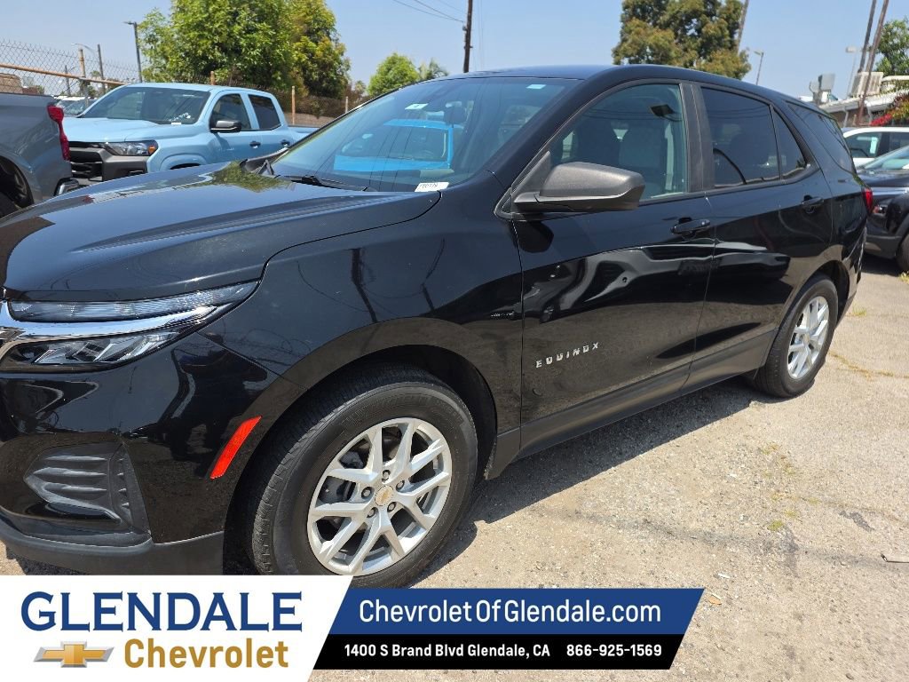 Used 2023 Chevrolet Equinox LS w/ LS Convenience Package FWD image 2