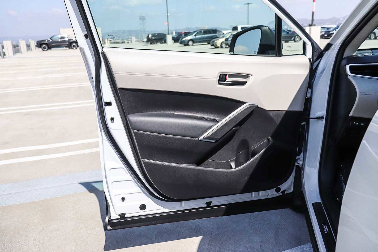 Used 2022 Toyota Corolla Cross L AWD/4WD image 27