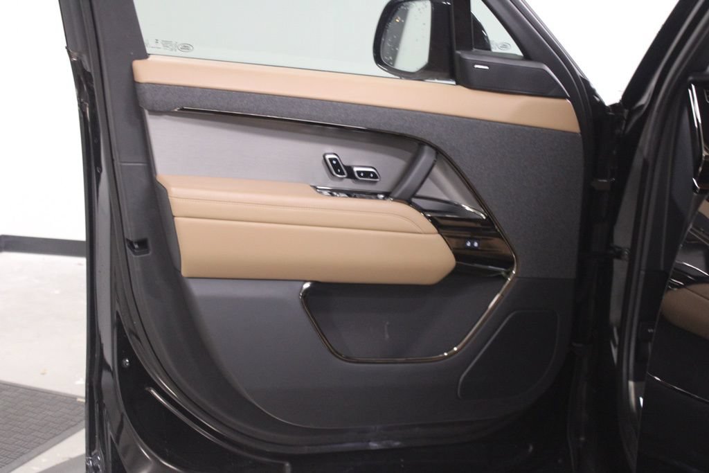 Certified 2025 Land Rover Range Rover Sport SE AWD/4WD image 17