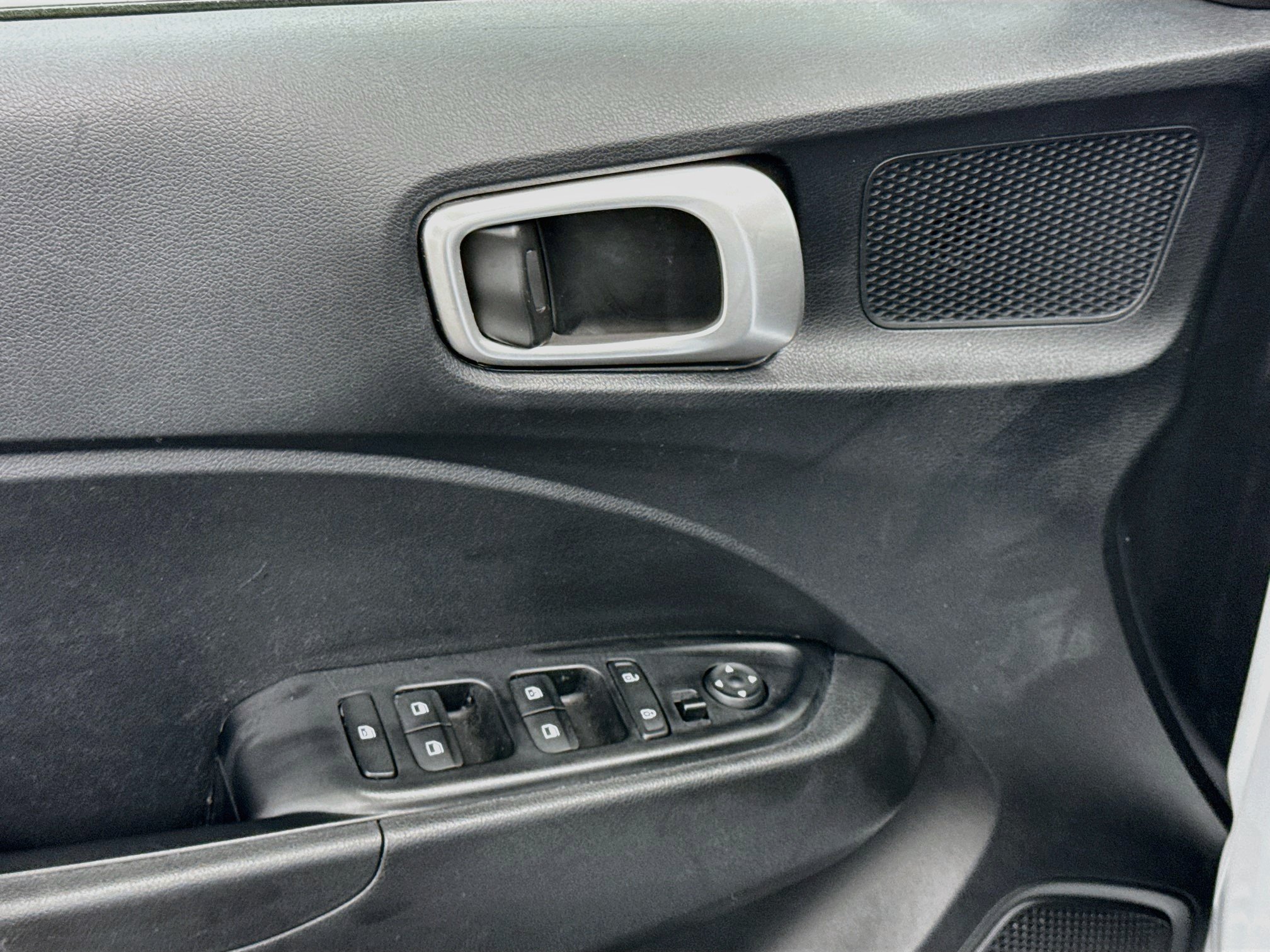 Used 2025 Hyundai Venue SEL FWD image 15