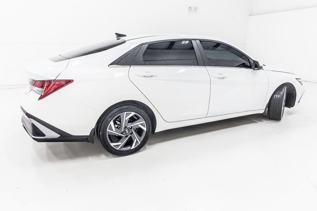 Used 2025 Hyundai Elantra Limited FWD image 8