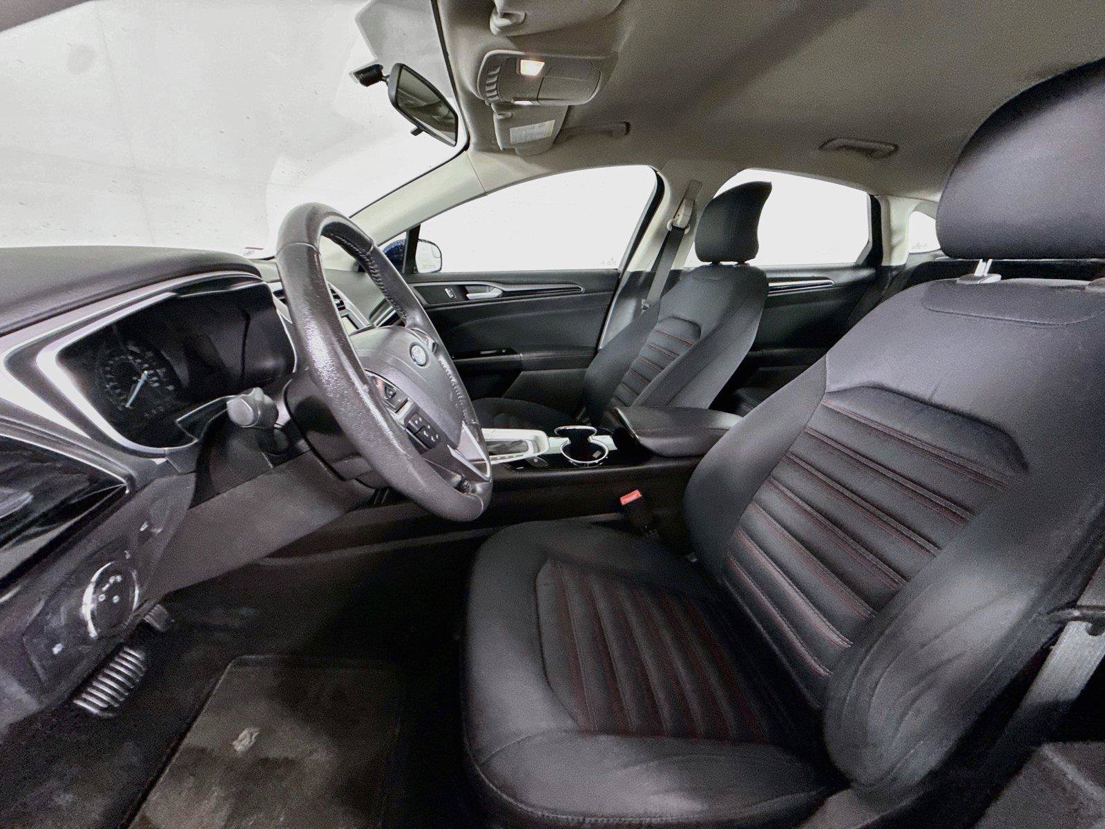 Used 2016 Ford Fusion SE FWD image 3