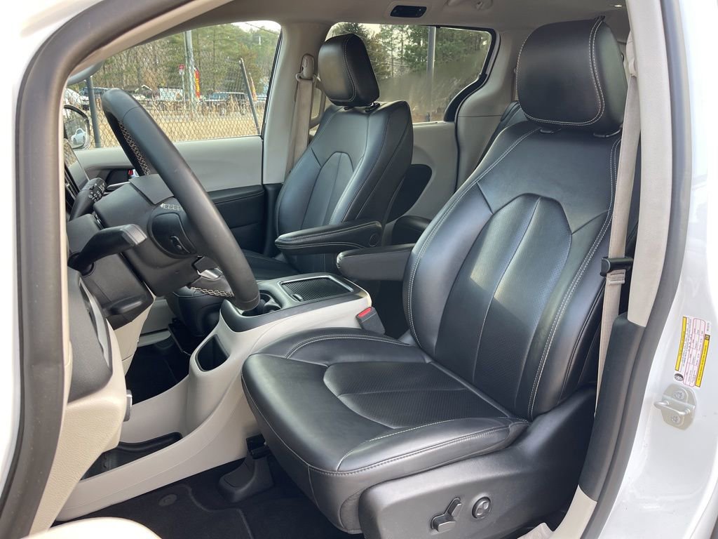 Used 2024 Chrysler Pacifica Touring-L image 24