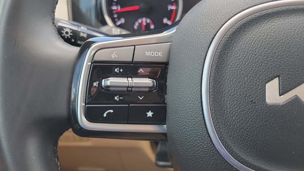 Used 2024 Kia Carnival EX FWD image 19