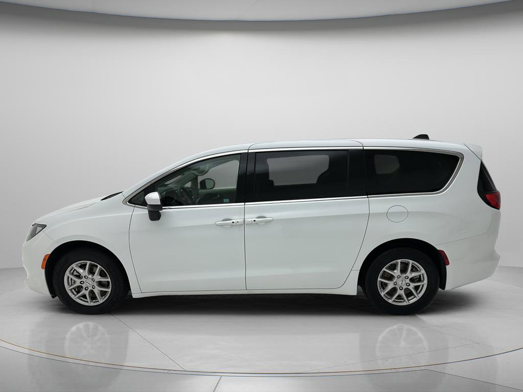 Used 2023 Chrysler Voyager LX FWD image 7