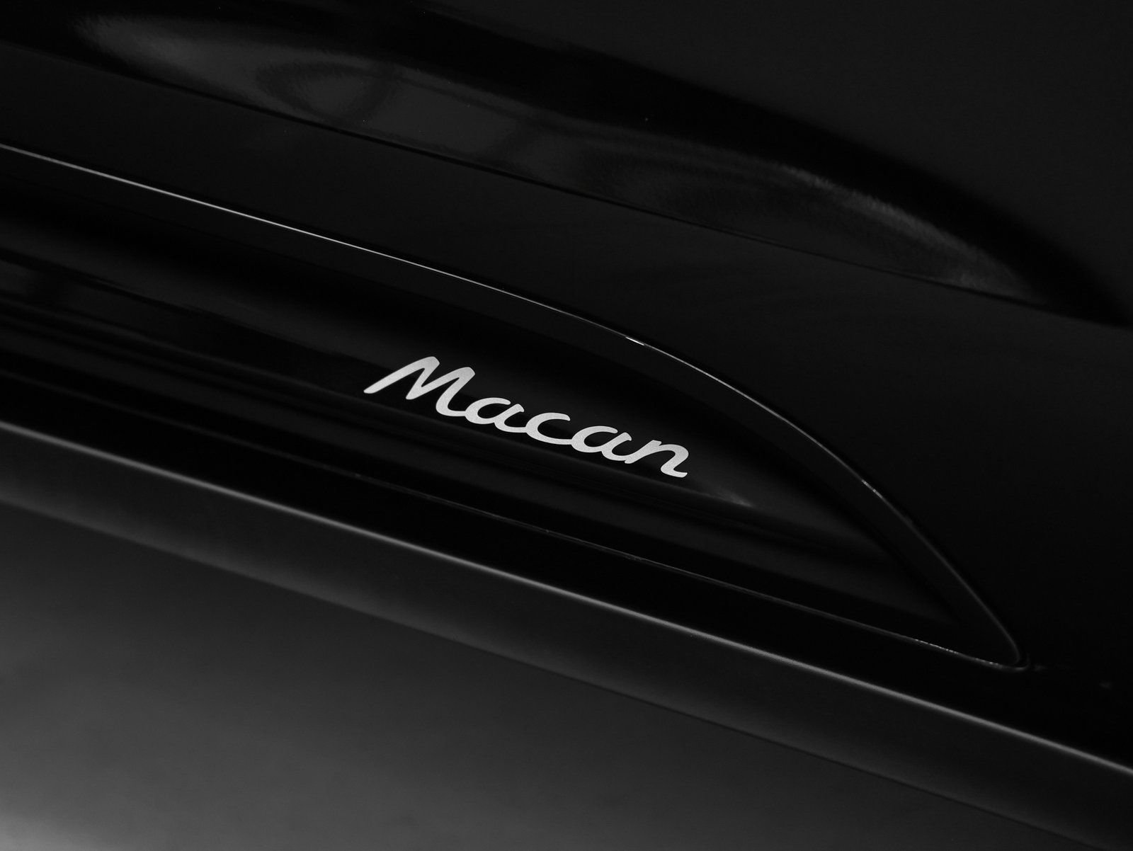 Certified 2025 Porsche Macan image 14