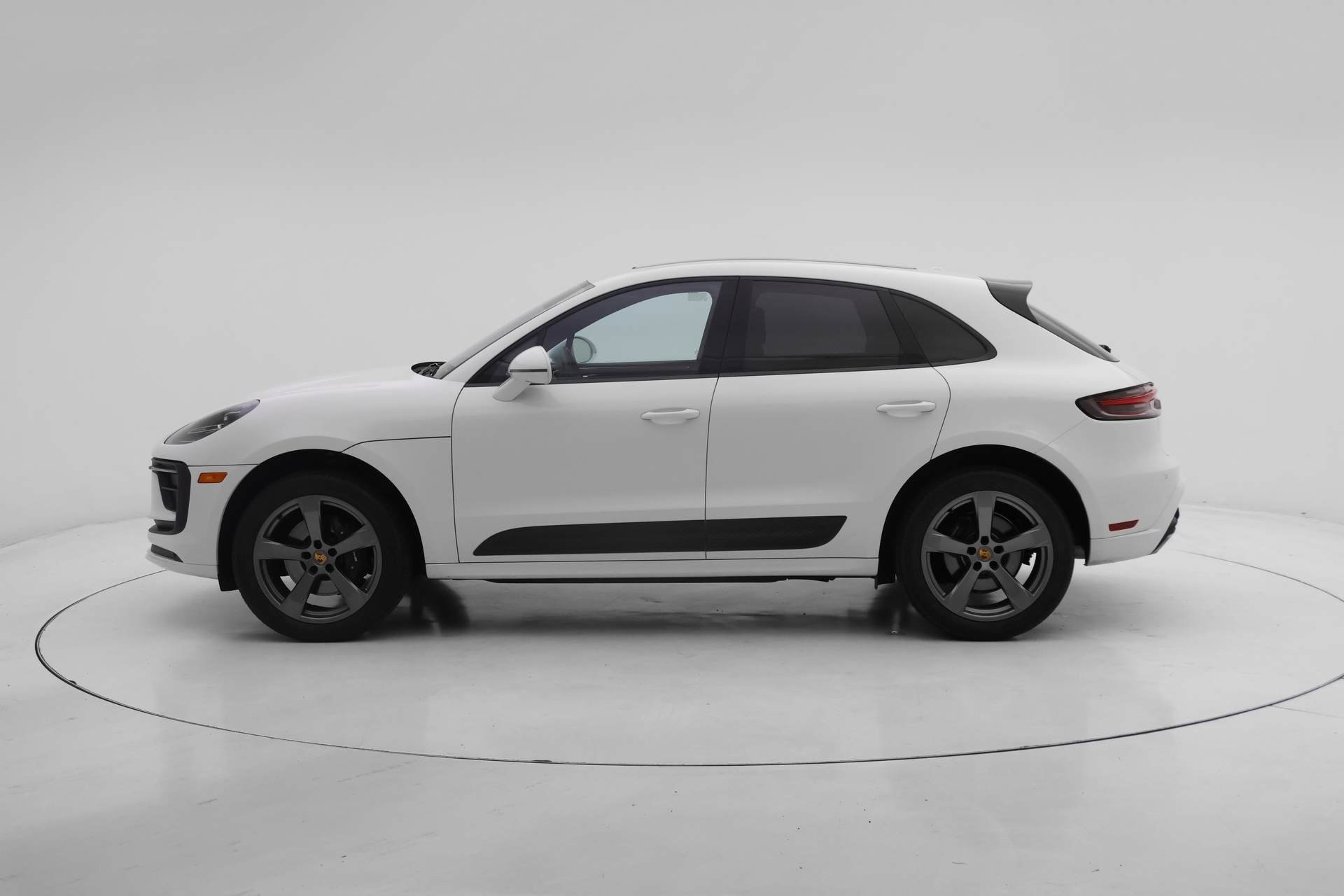 Used 2025 Porsche Macan image 2