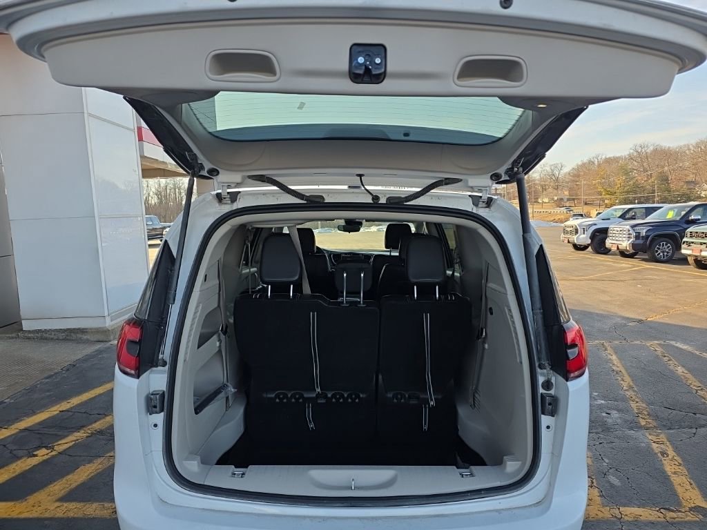 Used 2024 Chrysler Pacifica Touring-L image 5