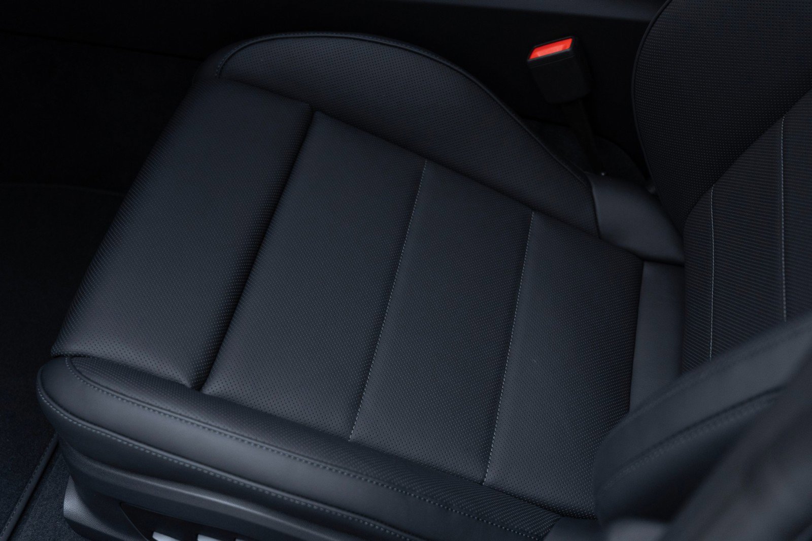 Certified 2025 Porsche Macan Electric image 16