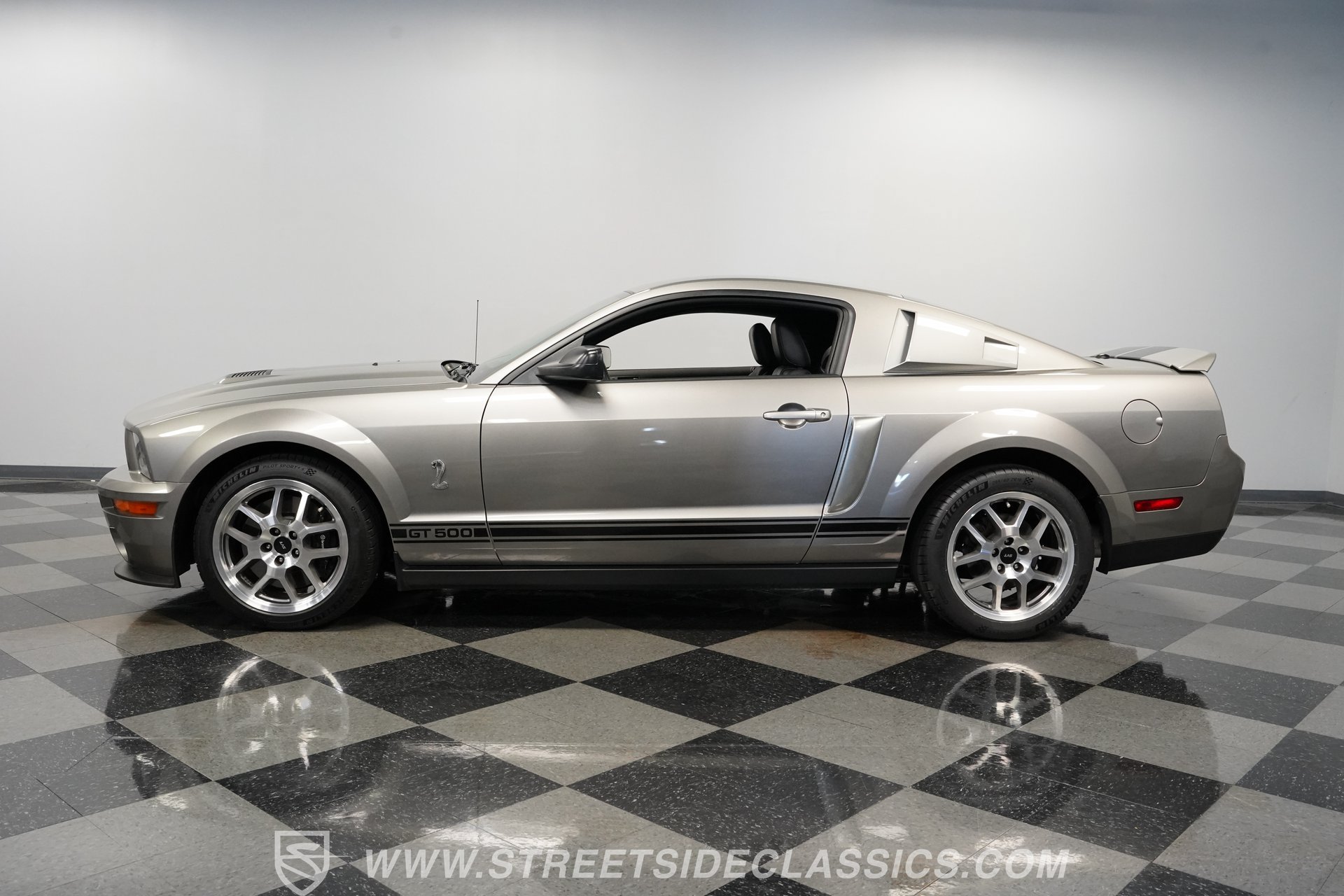 Used 2009 Ford Mustang Shelby GT500 RWD image 8