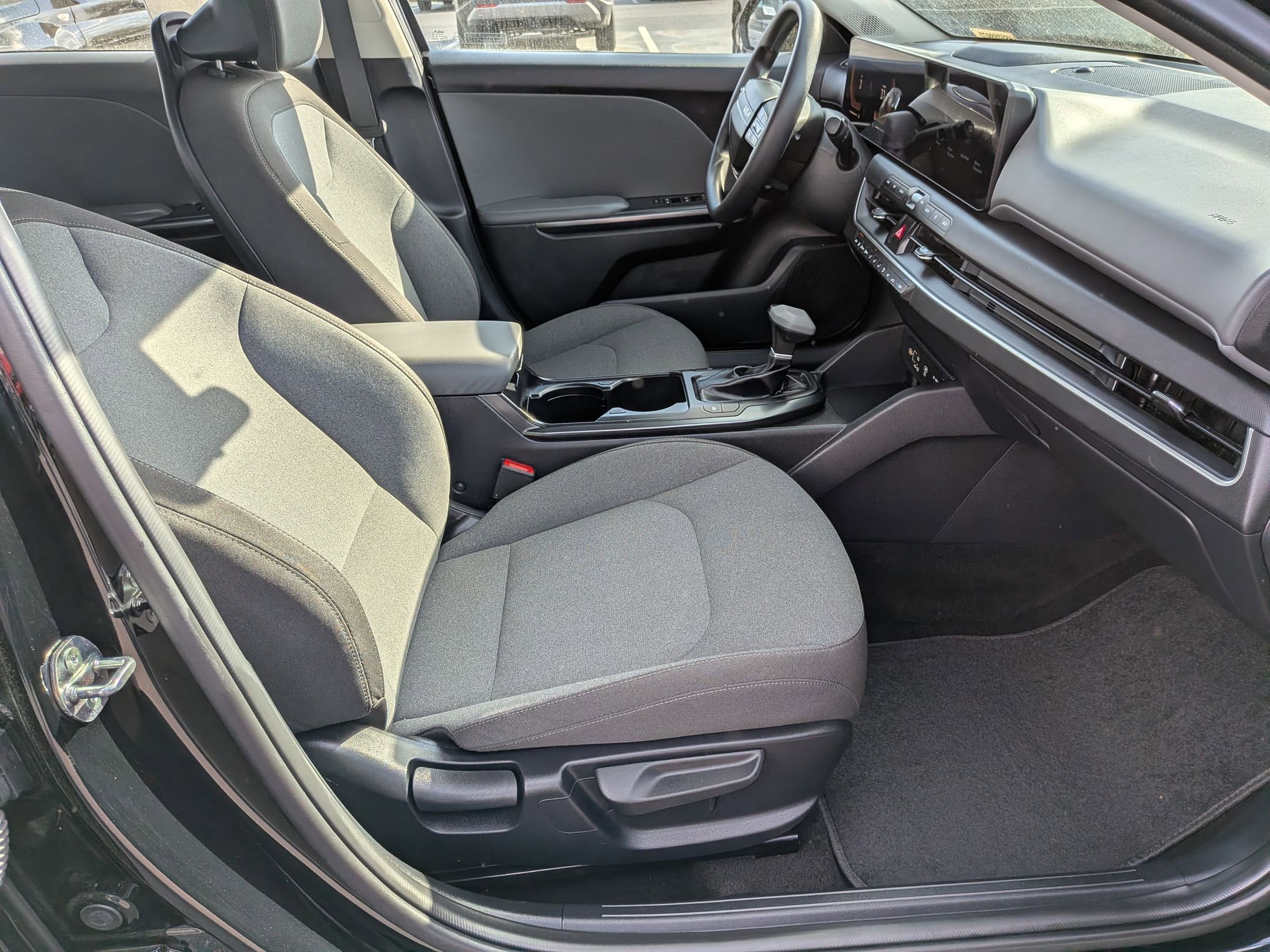 Used 2025 Kia K4 LXS image 35