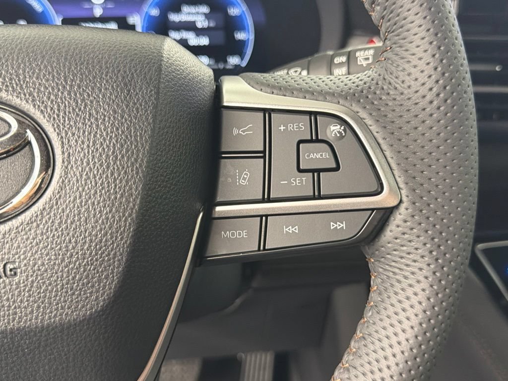 Used 2026 Toyota Sienna Limited FWD image 28