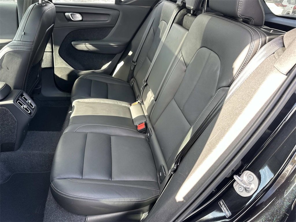 Used 2025 Volvo XC40 B5 Core image 12