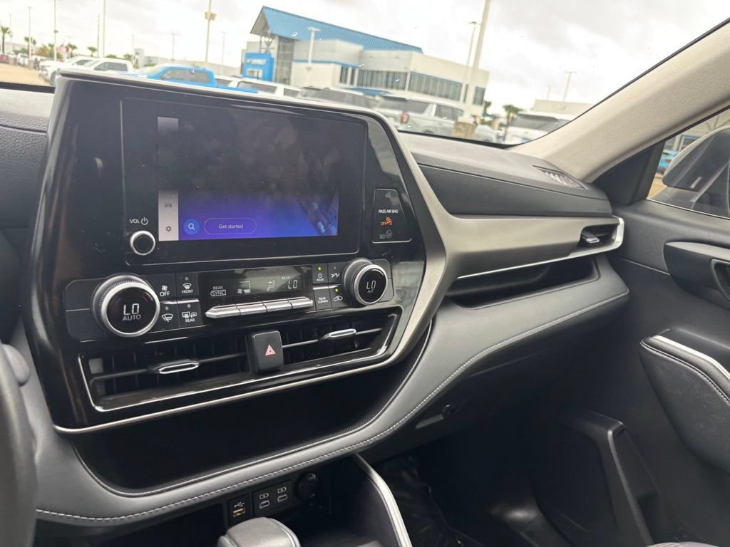 Used 2024 Toyota Highlander LE AWD/4WD image 28